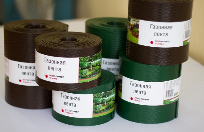 Газонная лента, вкопанная по краю грядки